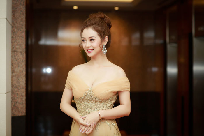 Jennifer Phạm khoe vai trần gợi cảm tại Hà Nội - Ảnh 5
