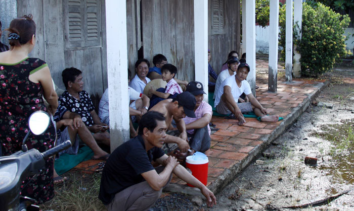 5 hộ dân “thoát chết” trong đêm vì bờ sông bất ngờ sạt lở - Ảnh 3