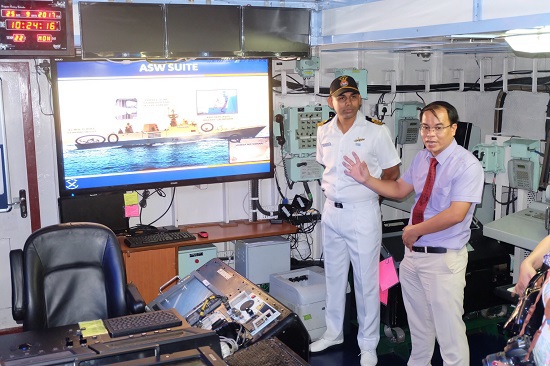 Cận cảnh tàu Hải quân Ấn Độ INS Satpura cập cảng Việt Nam - Ảnh 11