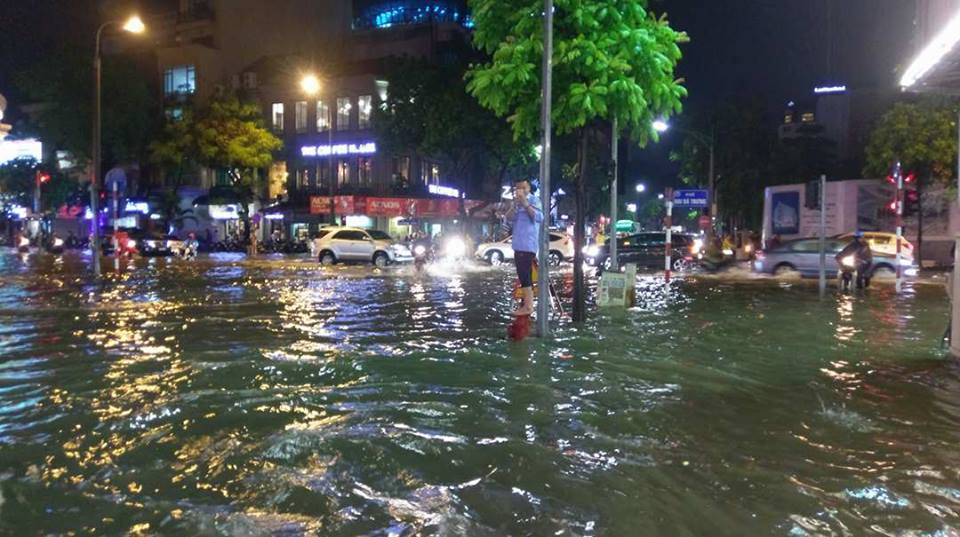 Hà Nội mưa lớn, người dân chật vật trên phố ngập sâu - Ảnh 7