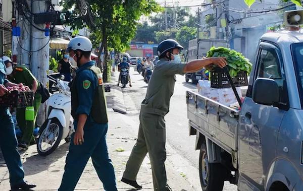TP Hồ Chí Minh: Nhiều người dân ra ngoài không có lý do chính đáng bị xử phạt - Ảnh 2