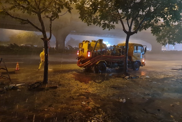 Hà Nội: Nhiều tuyến đường ngập úng sau mưa lớn - Ảnh 17