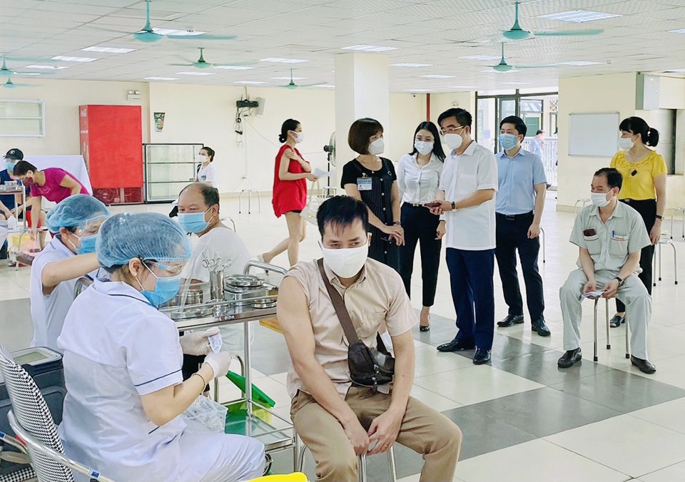 Chùm ảnh: Hơn 2.400 người dân quận Thanh Xuân tiêm vaccine phòng Covid-19 - Ảnh 5