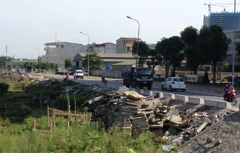 TP Vinh (Nghệ An): Lãng phí tiền tỷ từ các bãi rác thải xây dựng - Ảnh 1