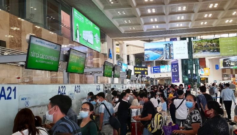 Cận cảnh Sân bay Nội Bài trong cao điểm ngày đầu nghỉ lễ - Ảnh 4