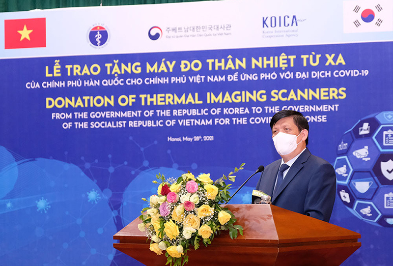 Việt Nam tiếp nhận hỗ trợ 40 máy đo thân nhiệt từ xa của Hàn Quốc - Ảnh 1