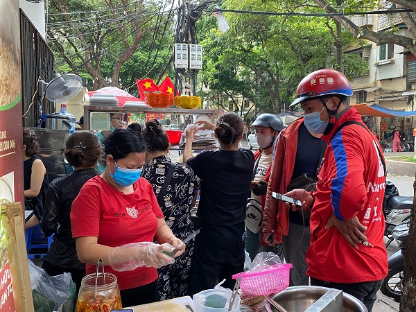 Hà Nội: Quán ăn đường phố, cà phê phản ứng nhanh sau chỉ đạo giãn cách - Ảnh 7