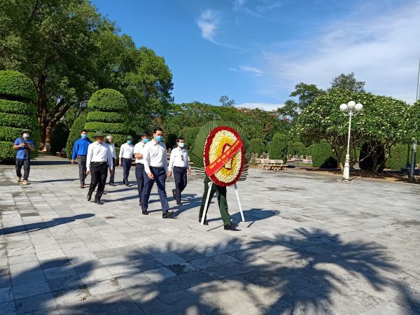 Đoàn đại biểu TP Hà Nội thăm viếng nghĩa trang liệt sĩ ở Quảng Trị, Hà Giang, Điện Biên - Ảnh 6