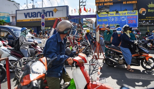 TP Hồ Chí Minh: Ngày đầu quận Gò Vấp thực hiện giãn cách xã hội theo Chỉ thị 16 - Ảnh 3