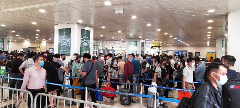 Cận cảnh Sân bay Nội Bài trong cao điểm ngày đầu nghỉ lễ - Ảnh 17