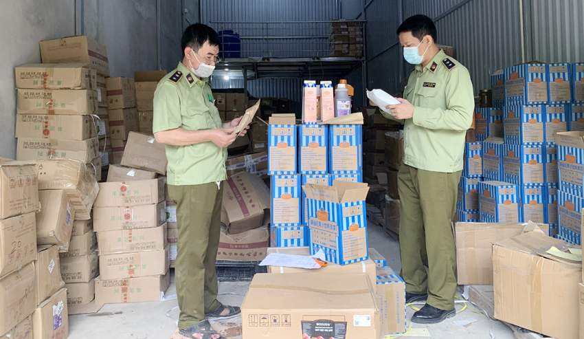 Quản lý thị trường Hà Nội tạm giữ hàng tấn nguyên liệu trà sữa để xác minh nguồn gốc - Ảnh 1