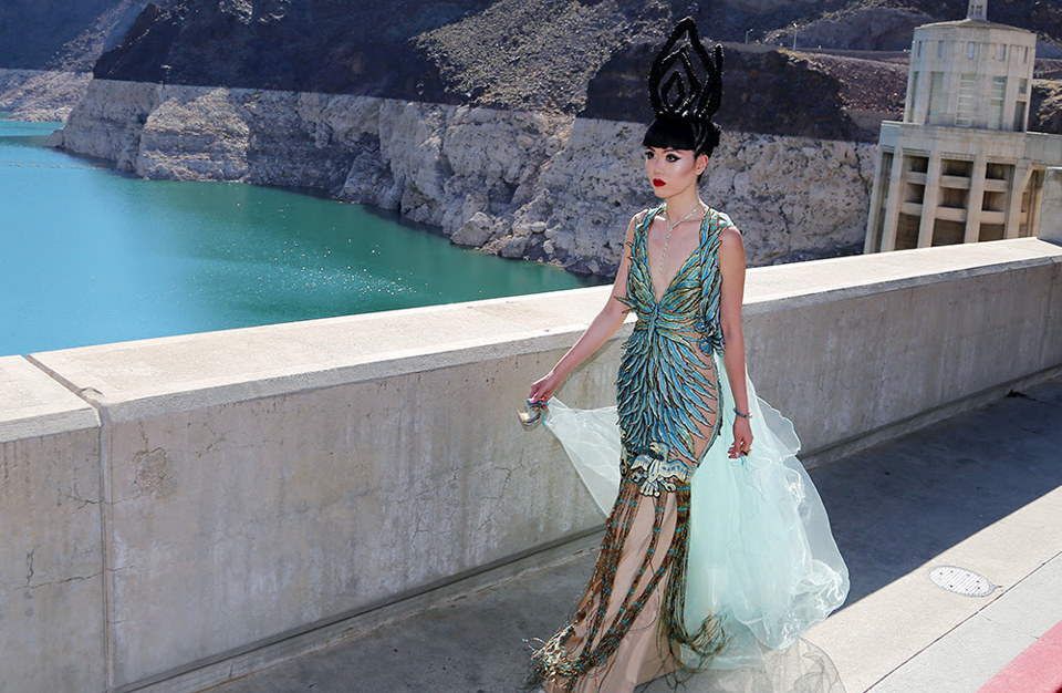 Hình ảnh ấn tượng từ show thời trang trên đập thủy điện Mỹ - Ảnh 2