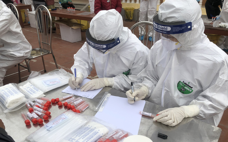 Một nhân viên y tế nghi nhiễm Covid-19 và 2 ca nhiễm mới tại Hà Nam - Ảnh 1