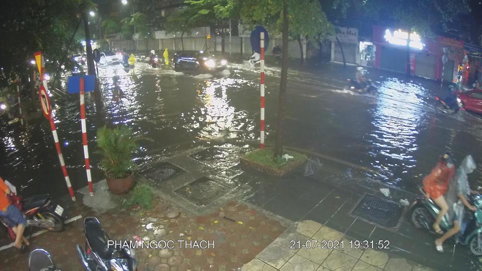 Hà Nội mưa lớn, cảnh báo nguy cơ ngập lụt trong khu vực nội thành - Ảnh 4