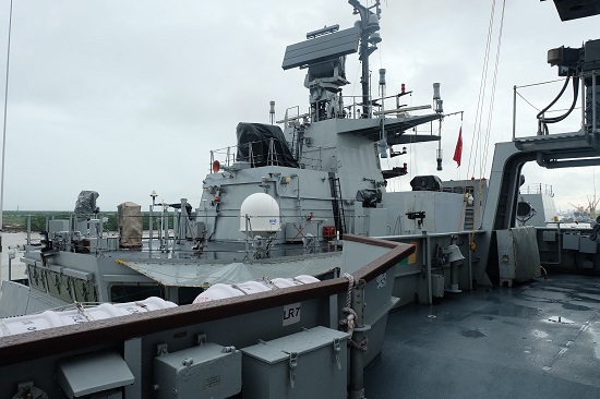 Cận cảnh tàu Hải quân Ấn Độ INS Satpura cập cảng Việt Nam - Ảnh 13