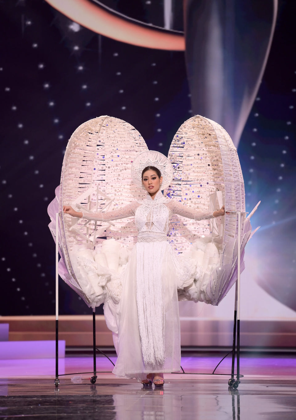 Cận cảnh màn xử lý sự cố của người đẹp Việt Nam trong phần thi trang phục dân tộc tại Hoa hậu Hoàn vũ  2021 - Ảnh 4