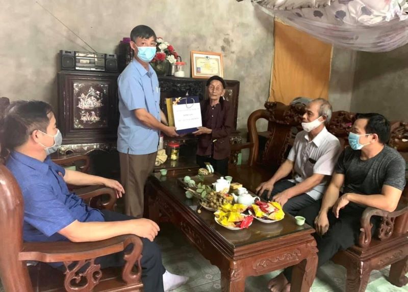 Các cấp Hội Nông dân TP Hà Nội thăm hỏi, tặng quà các gia đình chính sách, người có công - Ảnh 1