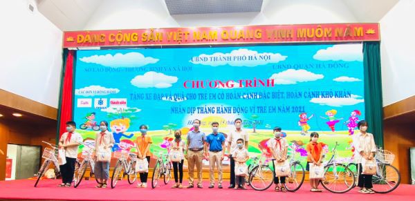 Hà Nội trao tặng 50 xe đạp và 185 phần quà cho trẻ em có hoàn cảnh đặc biệt, hoàn cảnh khó khăn - Ảnh 1