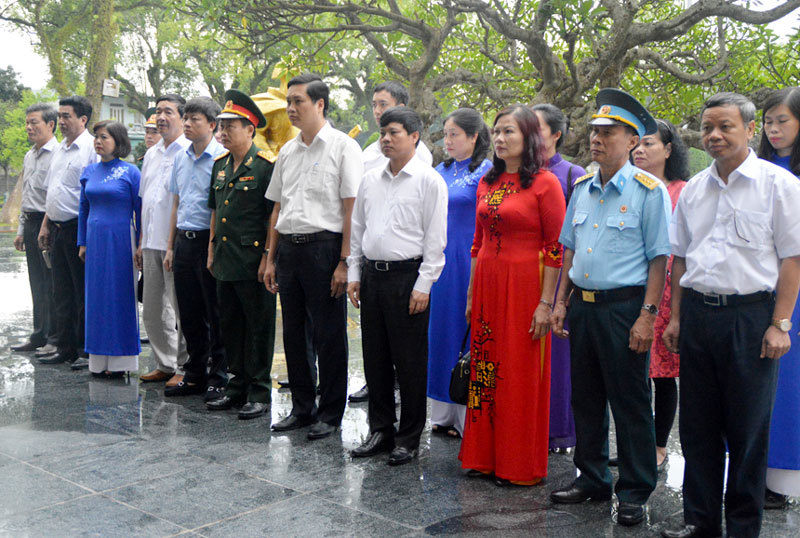 Đoàn đại biểu TP Hà Nội thăm, viếng nghĩa trang liệt sĩ tại tỉnh Điện Biên - Ảnh 1