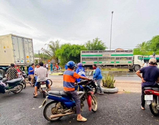 Tai nạn giao thông mới nhất hôm nay 22/4: Tai nạn liên hoàn trên Quốc lộ 1A làm 3 người thương vong - Ảnh 3