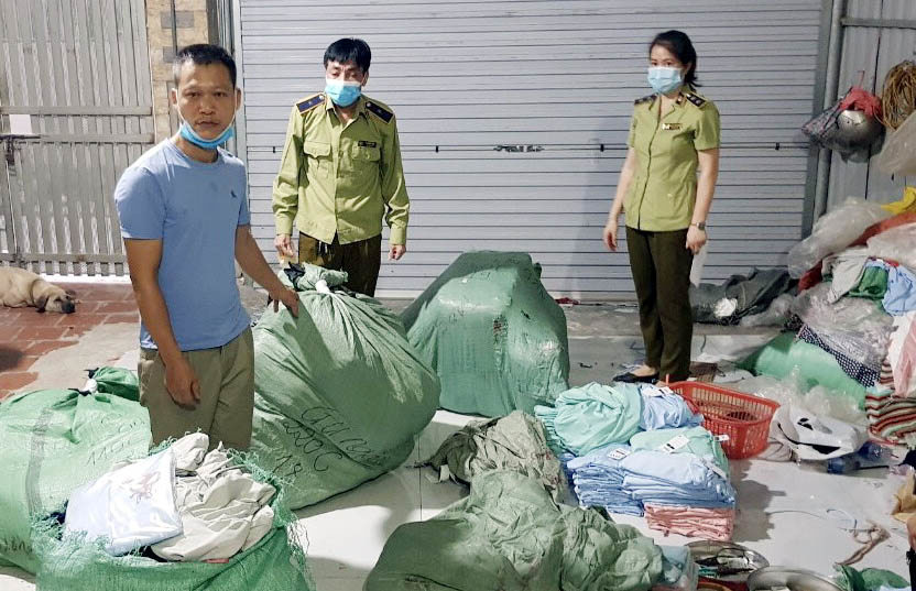 Quản lý thị trường Hà Nội phát hiện 1000 áo chống nắng giả mạo nhãn hiệu - Ảnh 1