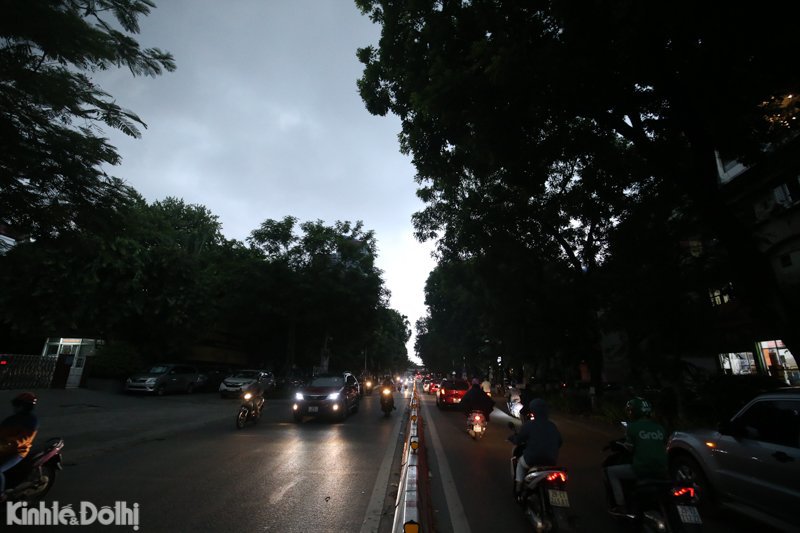 [Ảnh] Nội thành Hà Nội bất ngờ mưa lớn, ô tô rẽ sóng trên phố - Ảnh 5