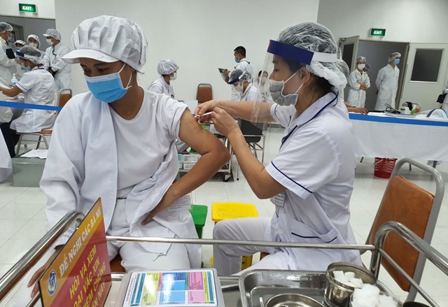 Huyện Mê Linh: 1.800 công nhân Khu công nghiệp Quang Minh tiêm vaccine Covid-19 - Ảnh 2