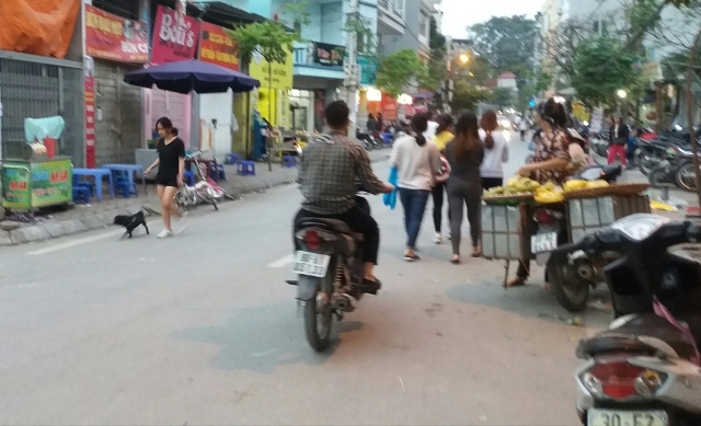 "Nóng" tình trạng vi phạm trật tự vỉa hè, lòng đường ở phường Xuân La - Ảnh 1