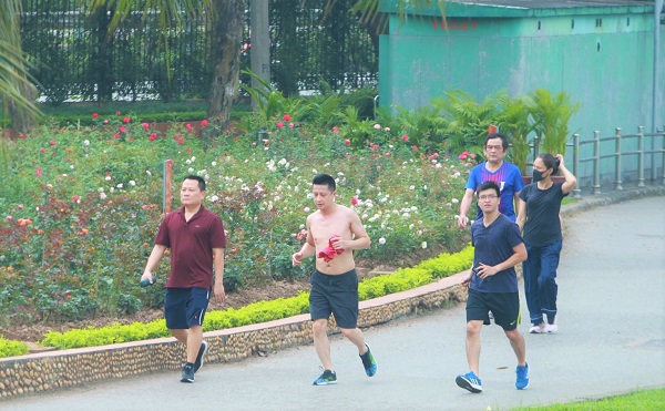 Hà Nội: Người dân chủ quan không đeo khẩu trang tại công viên - Ảnh 11