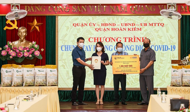 Quận Hoàn Kiếm tiếp nhận gần 4 tỷ đồng ủng hộ chương trình Chung tay phòng chống dịch Covid-19 - Ảnh 1
