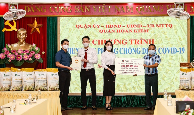 Quận Hoàn Kiếm tiếp nhận gần 4 tỷ đồng ủng hộ chương trình Chung tay phòng chống dịch Covid-19 - Ảnh 2