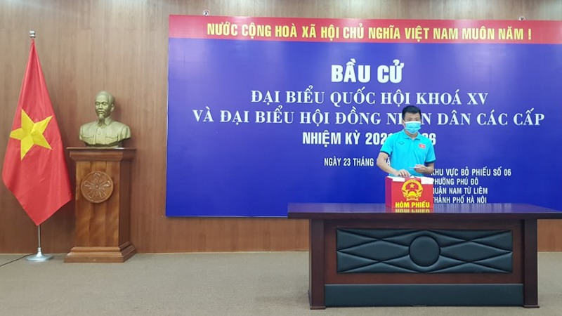 Các thành viên đội tuyển Việt Nam tham gia bầu cử trước ngày tranh vé dự World Cup 2022 - Ảnh 9