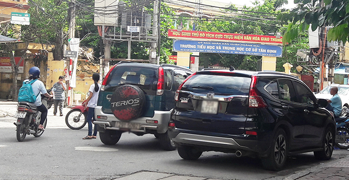 Tràn lan xe ô tô dừng đỗ sai quy định trên phố Nguyễn An Ninh - Ảnh 4