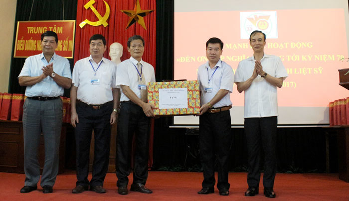 Phó Bí thư Thành ủy Hà Nội Đào Đức Toàn thăm, tặng quà tại Trung tâm Điều dưỡng Người có công số 3 - Ảnh 1