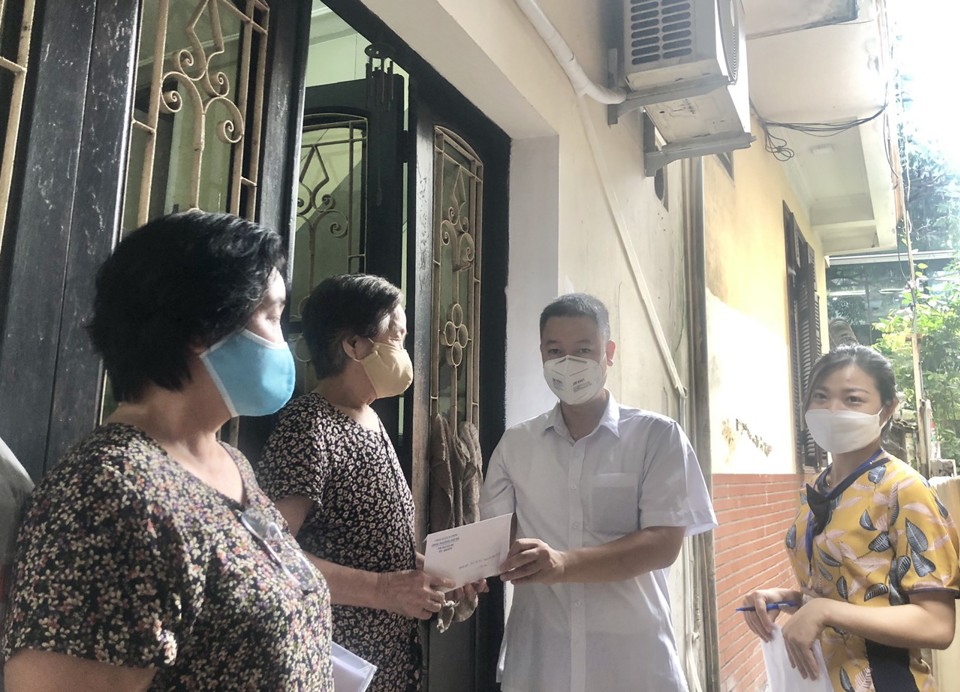 Quận Ba Đình: Trao tiền hỗ trợ đợt 1 cho 164 lao động tự do - Ảnh 1