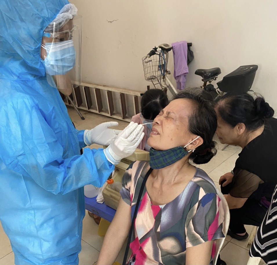 Chùm ảnh: Quận Thanh Xuân xét nghiệm Covid-19 cho người làm dịch vụ bảo vệ, tiểu thương tại các chợ - Ảnh 5