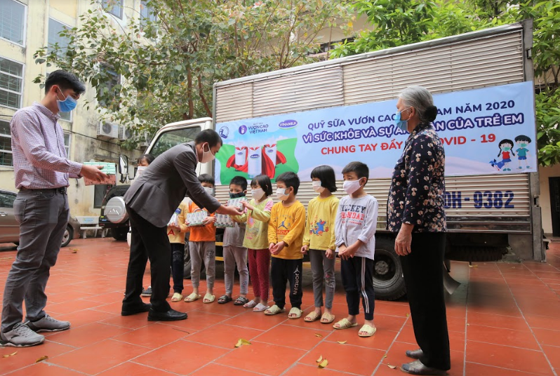 Vinamilk và Quỹ sữa vươn cao Việt Nam năm 2021 trao tặng 1,7 triệu ly sữa hỗ trợ trẻ em khó khăn giữa dịch Covid-19 - Ảnh 3