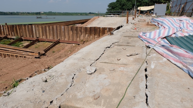 Khẩn trương khắc phục sự cố nứt đê sông Hồng tại Hà Nội - Ảnh 1