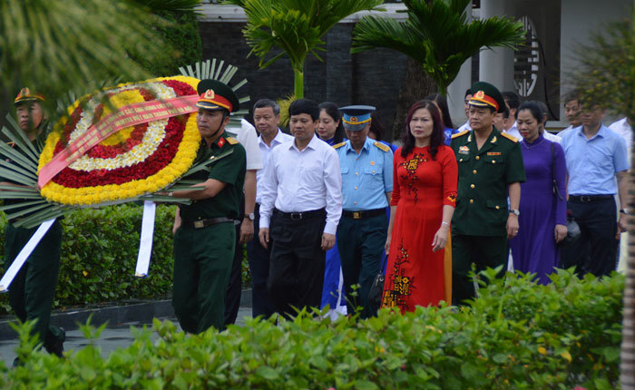 Đoàn đại biểu TP Hà Nội thăm, viếng nghĩa trang liệt sĩ tại tỉnh Điện Biên - Ảnh 3