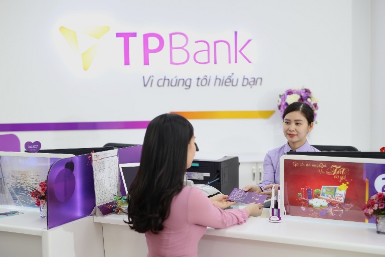 UBND TP Hà Nội tặng cờ thi đua và bằng khen cho TPBank - Ảnh 1