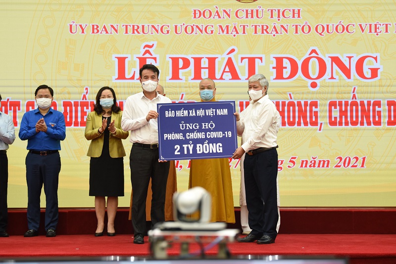 BHXH Việt Nam trao 2 tỷ đồng ủng hộ phòng chống dịch Covid-19 - Ảnh 1