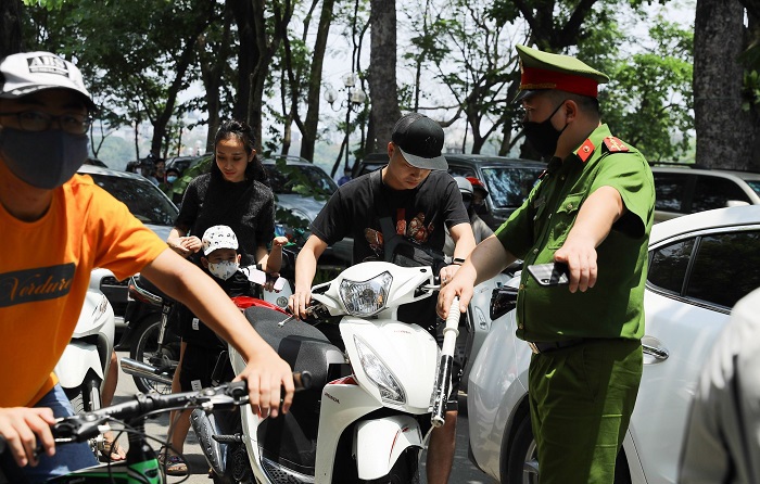 Sáng 30/4, quận Hoàn Kiếm xử phạt nhiều trường hợp không đeo khẩu trang nơi công cộng - Ảnh 1