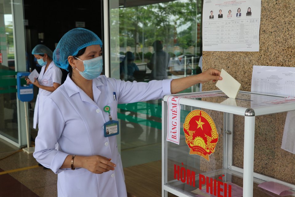 Những hình ảnh đặc biệt tại điểm bỏ phiếu ở Bệnh viện Bệnh Nhiệt đới Trung ương cơ sở Kim Chung - Ảnh 3