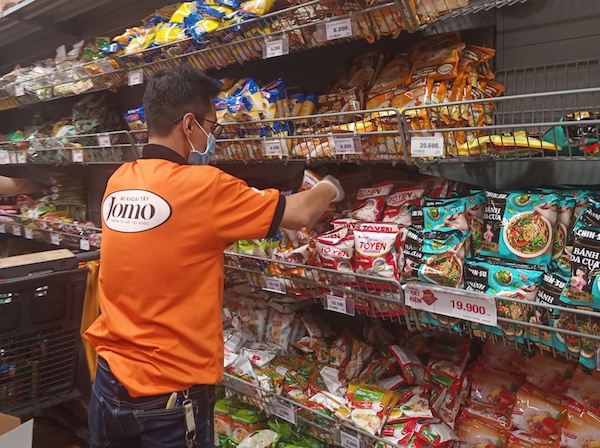 Ngày đầu giãn cách xã hội ở TP Hồ Chí Minh: Hàng hóa ngập chợ và siêu thị - Ảnh 4