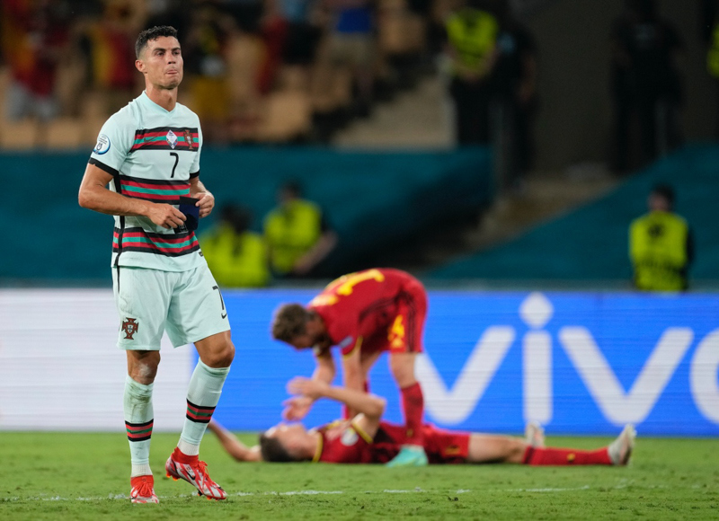 Ronaldo ngồi gục, ném băng đội trưởng và Bồ Đào Nha cần thay đổi - Ảnh 1