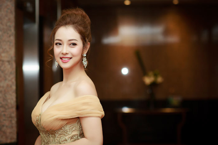 Jennifer Phạm khoe vai trần gợi cảm tại Hà Nội - Ảnh 6
