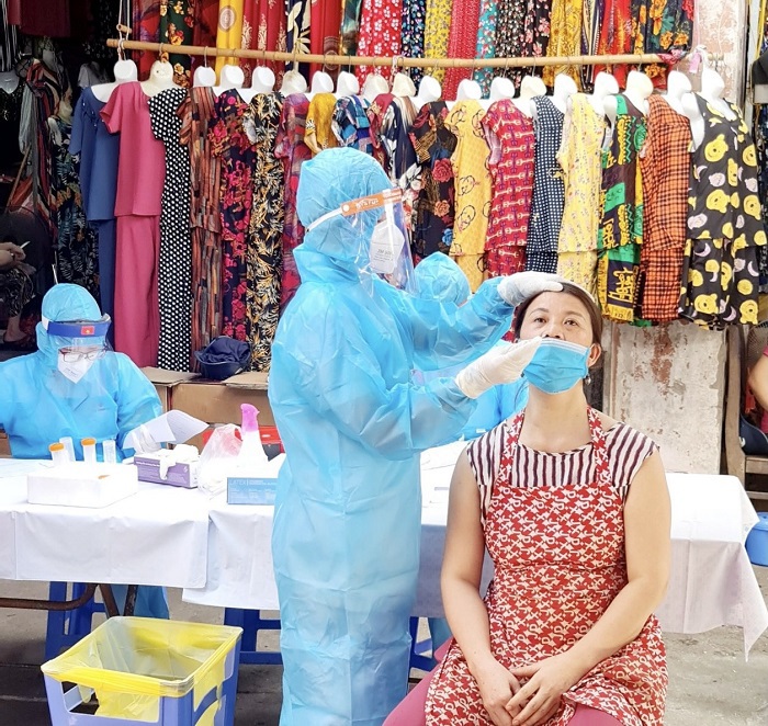 Chùm ảnh: Quận Thanh Xuân xét nghiệm Covid-19 cho người làm dịch vụ bảo vệ, tiểu thương tại các chợ - Ảnh 3