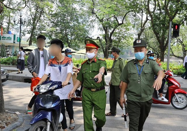 Quận Hoàn Kiếm xử phạt 152 người không đeo khẩu trang với số tiền 302 triệu đồng - Ảnh 1