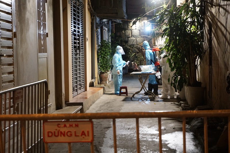 Phó Chủ tịch UBND TP Chử Xuân Dũng kiểm tra tại ngõ 94 phố Bùi Thị Xuân, quận Hai Bà Trưng, nơi có ca nhiễm Covid-19 thuê trọ - Ảnh 3