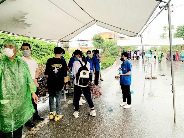 Đoàn Thanh niên Quốc Oai đội mưa tiếp sức thí sinh thi vào lớp 10 THPT - Ảnh 2